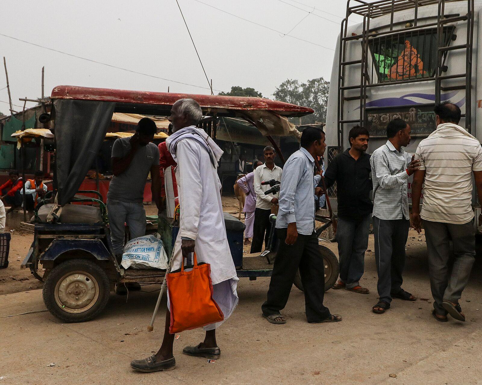 Buiobuione Street photography of daily life in Delhi India